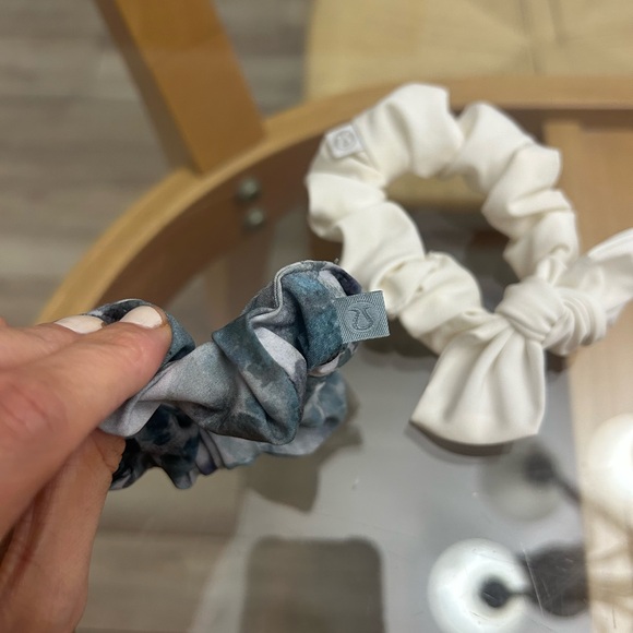 Lululemon Bow Scrunchie Set - Picture 3 of 5